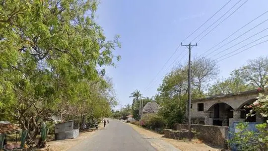 La strada a Malindi all'esterno del resort di Briatore gestito dalla bresciana