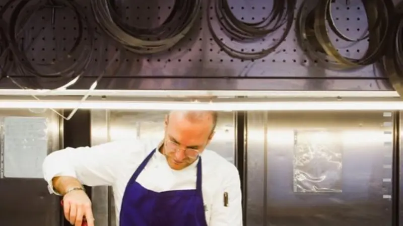 Il pasticciere Jacopo Di Novo nel suo laboratorio di Manerba - Foto Facebook