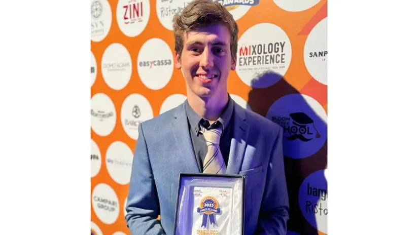 Daniele Ricci stringe tra le mani il premio vinto ai Barawards 2023