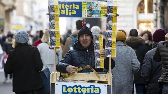 Tagliandi della lotteria in vendita - © www.giornaledibrescia.it