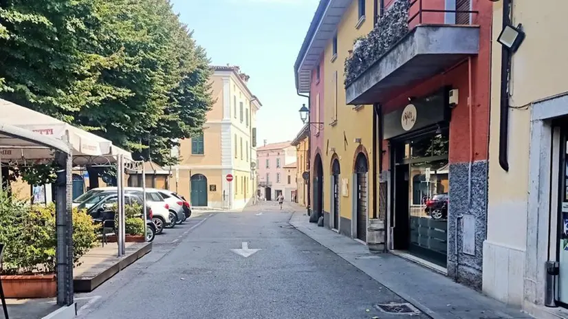 Il bar di Rovato fuori dal quale c'è stata l'aggressione - © www.giornaledibrescia.it