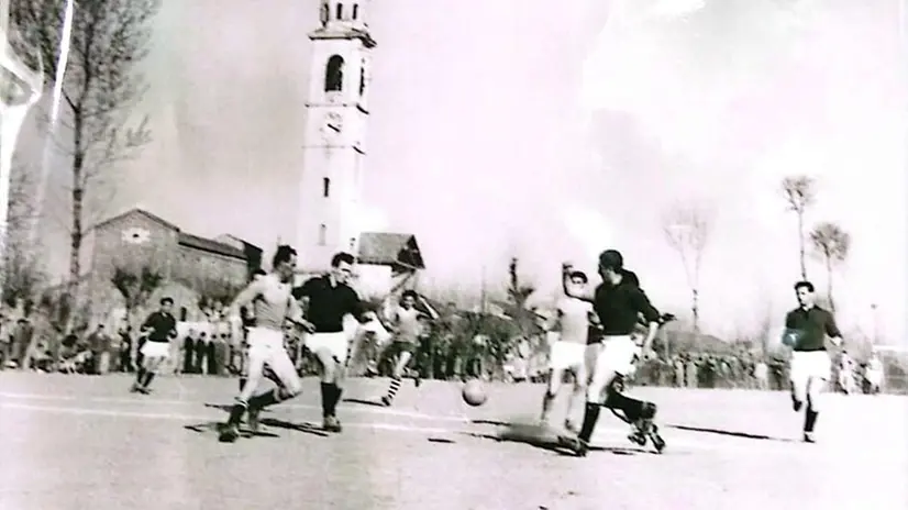 Una foto storica del campetto alla pieve della Comella - © www.giornaledibrescia.it