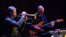 Il trombettista Markus Stockhausen con il chitarrista bresciano Luca Formentini - © www.giornaledibrescia.it