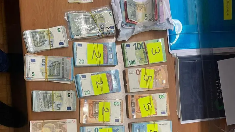 I soldi in contanti sequestrati - Foto Guardia di Finanza