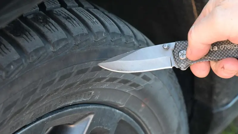 Le gomme dell'auto sono state tagliate