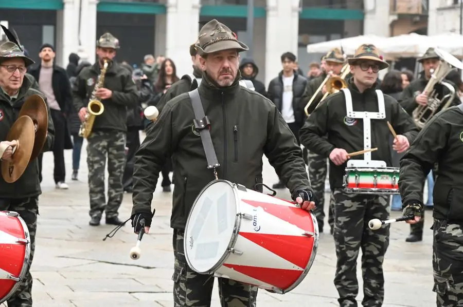 Gli auguri in musica degli alpini nel centro di Brescia