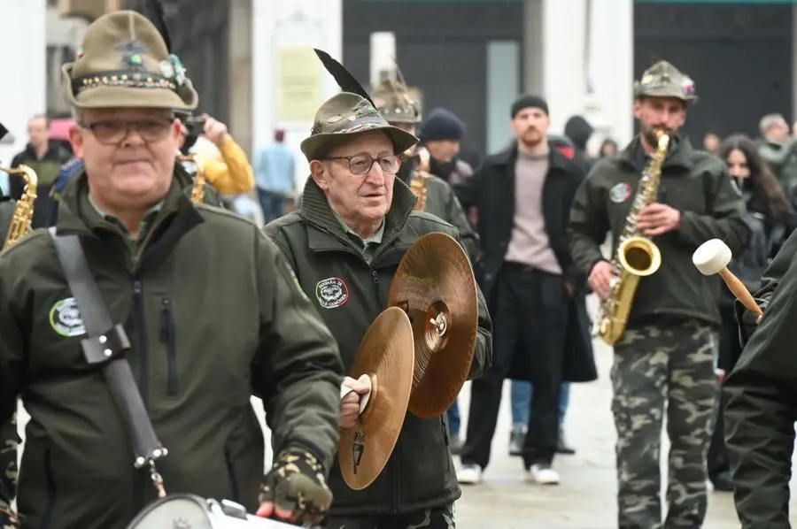 Gli auguri in musica degli alpini nel centro di Brescia