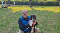Il cane Oscar con un volontario della LEIDAA