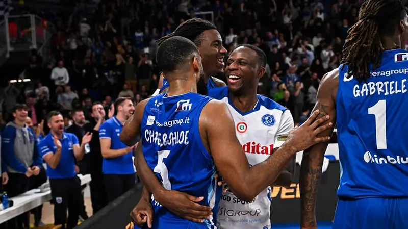 Esultanza per la Germani contro l'Armani - Foto New Reporter Checchi © www.giornaledibrescia.it