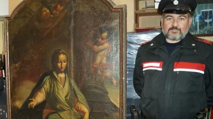 La tela ritrovata dai carabinieri della Compagnia di Salò