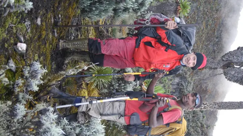 Il prof. Vassena durante una spedizione in Africa