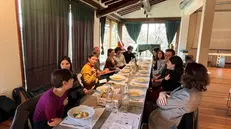 Il primo pranzo di «In 13 alle 13» alla cascina del Parco Gallo - Foto © www.giornaledibrescia.it
