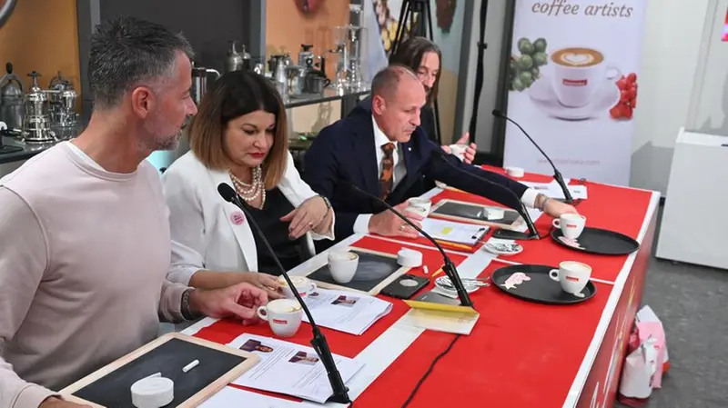 La giuria valuta i cappuccini dei concorrenti - Foto New Reporter Favretto © www.giornaledibrescia.it