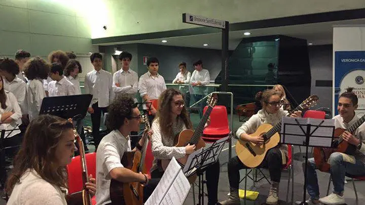 Giovani musicisti in metropolitana - Foto © www.giornaledibrescia.it