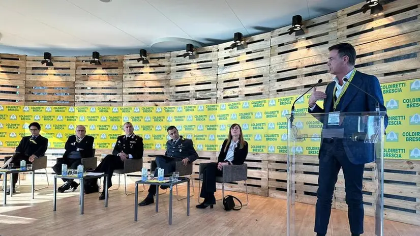 Il presidente Ettore Prandini sul palco del convegno di ieri a Lonato del Garda - © www.giornaledibrescia.it