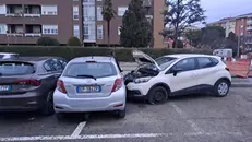 L'auto finita contro quelle parcheggiate - © www.giornaledibrescia.it