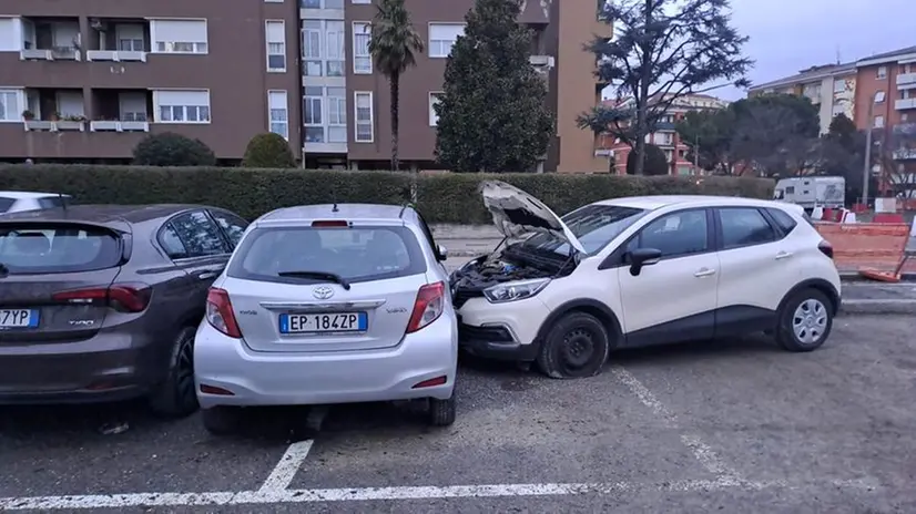 L'auto finita contro quelle parcheggiate - © www.giornaledibrescia.it