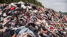 Una montagna di vestiti usati e abbandonati - © www.giornaledibrescia.it
