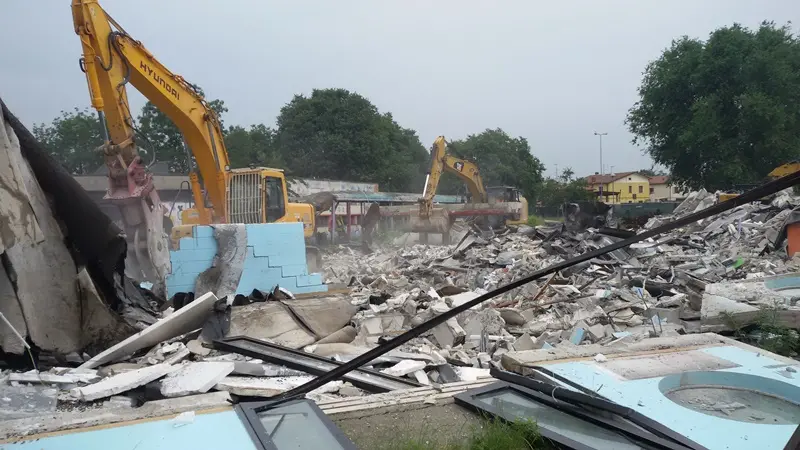 Demolito l'asilo di via Nenni a Bagnolo