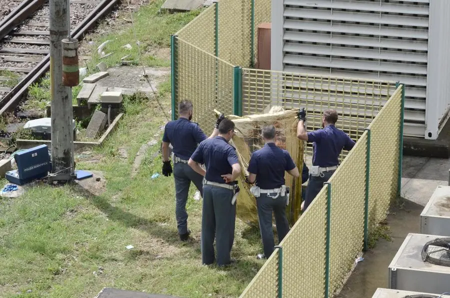 Il rinvenimento del cadavere in stazione