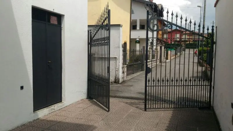 Colpo in villa, ladri in fuga con auto e orologi