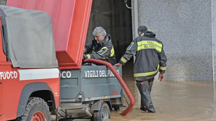 Gandovere esondato, Vigili del Fuoco al lavoro