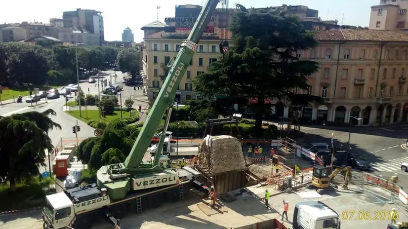 La maxigru e il muraglione in piazzale Repubblica
