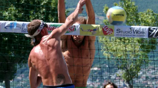 Una partita di beach volley