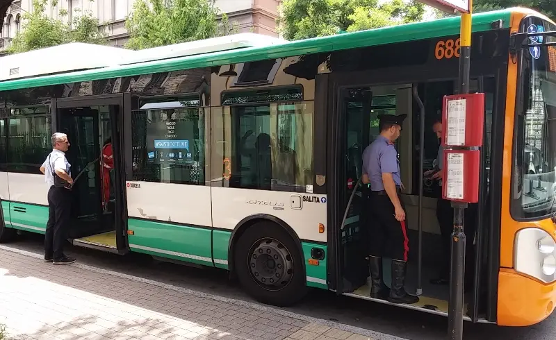 Via Solferino, rissa in quota rosa a bordo bus