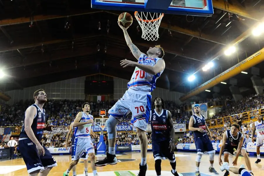 Centrale del latte - Fortitudo 76-58