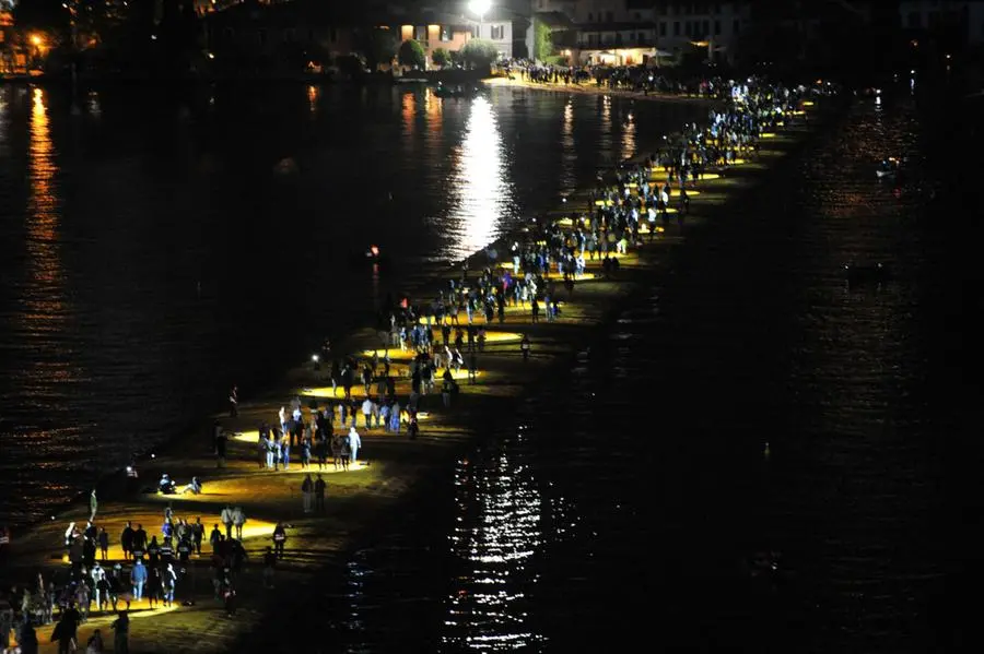 The Floating Piers, la notte in passerella