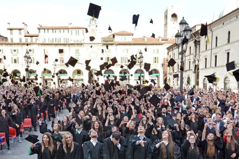 «Ad maiora!», festa di laurea in piazza Loggia