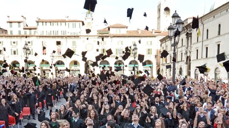 «Ad maiora!», festa di laurea in piazza Loggia