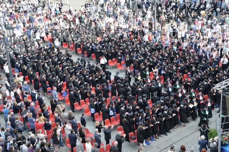 «Ad maiora!», festa di laurea in piazza Loggia