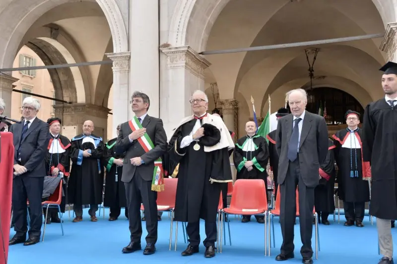 «Ad maiora!», festa di laurea in piazza Loggia