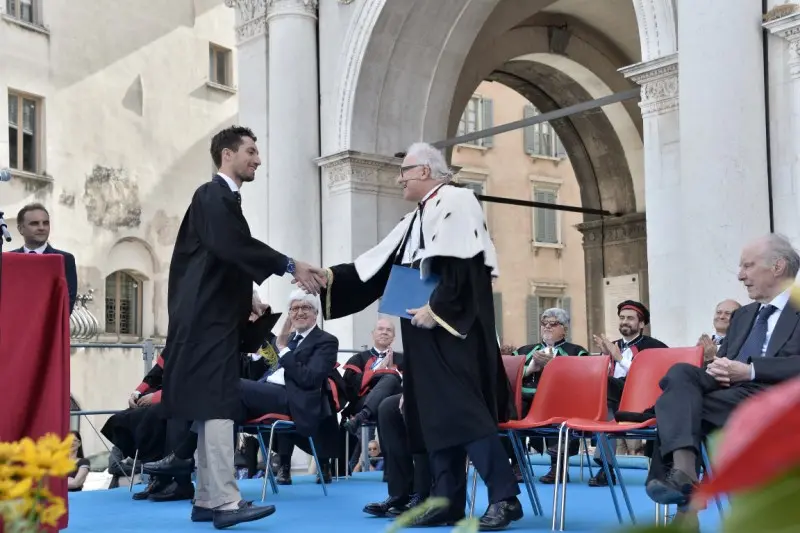 «Ad maiora!», festa di laurea in piazza Loggia