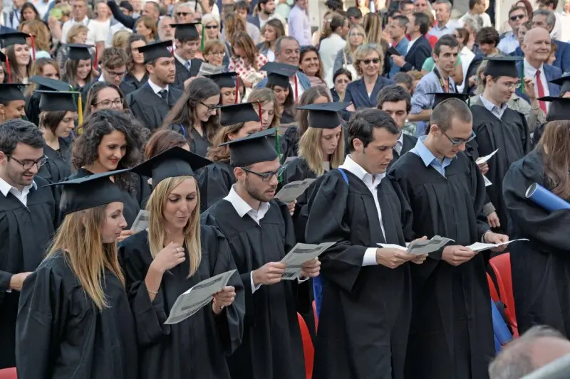 «Ad maiora!», festa di laurea in piazza Loggia