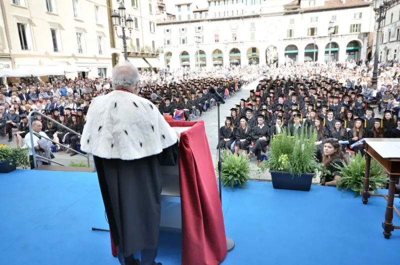 «Ad maiora!», festa di laurea in piazza Loggia