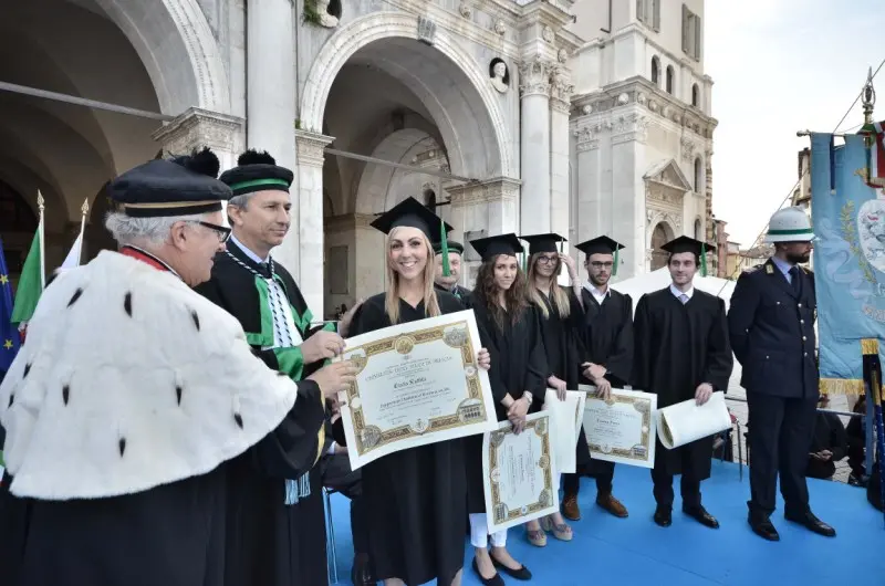 «Ad maiora!», festa di laurea in piazza Loggia