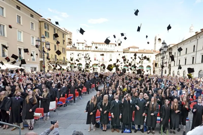 «Ad maiora!», festa di laurea in piazza Loggia