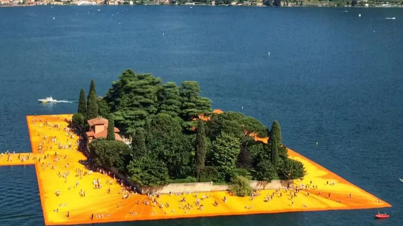 The Floating Piers con folla, la vista dal cielo