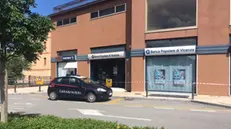 Il residuato trovato davanti alla banca