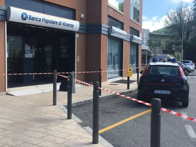 Il residuato trovato davanti alla banca