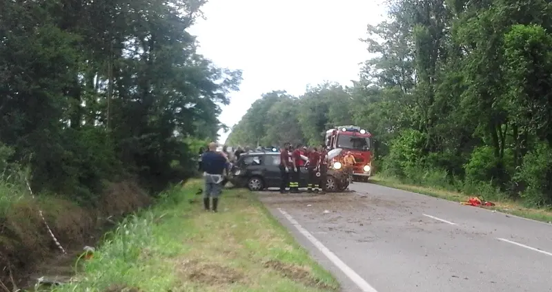 Montirone, auto fuori strada: 4 bimbi feriti
