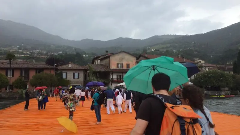 The Floating Piers sotto la pioggia