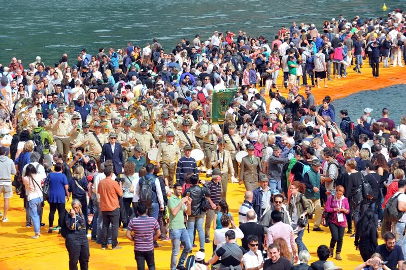 The Floating Piers, una domenica d'assalto