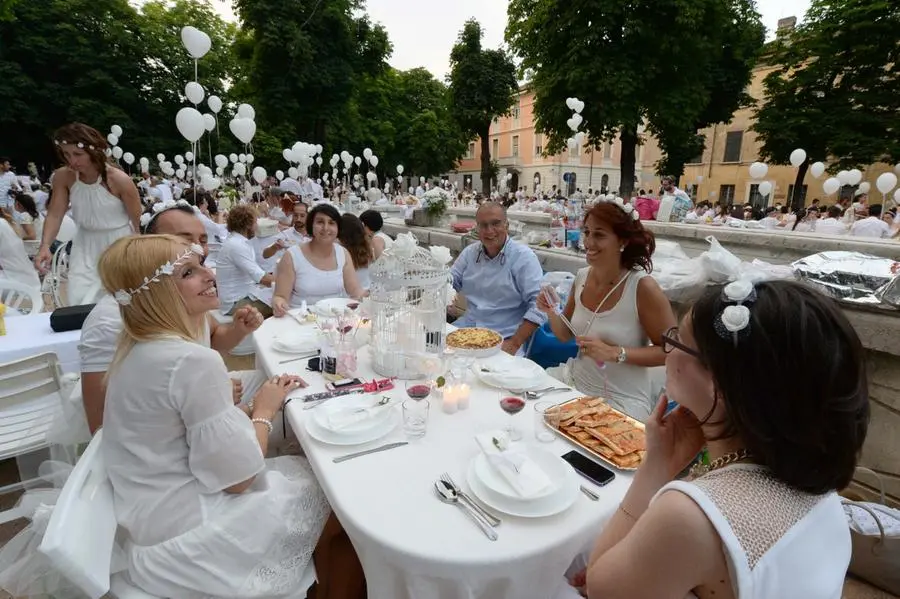 Cena in bianco in piazza Tebaldo Brusato