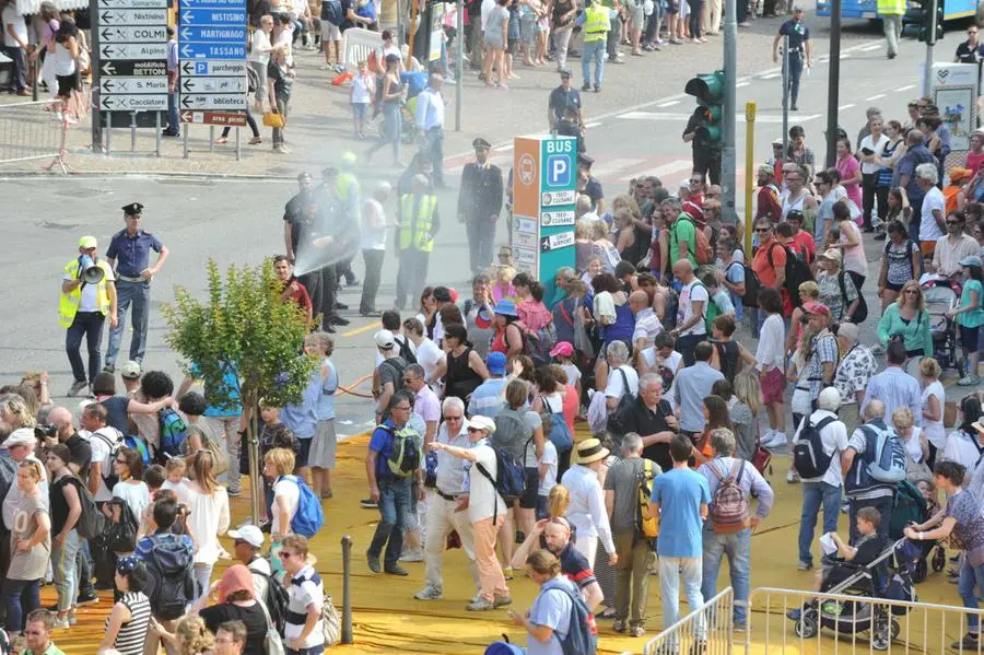 The Floating Piers, i Vigili del fuoco rinfrescano l'attesa