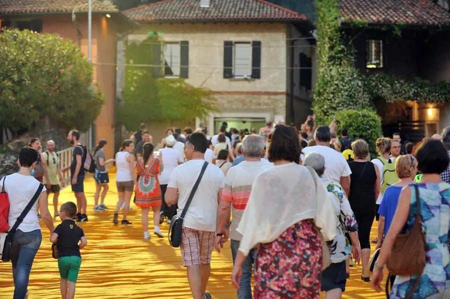 The Floating Piers, la Cenerentola del Sebino chiude a mezzanotte