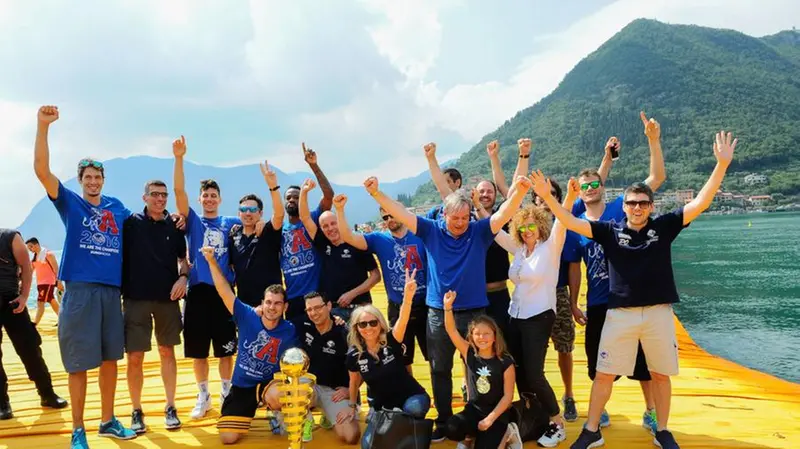 Festa biancoblu sulla passerella